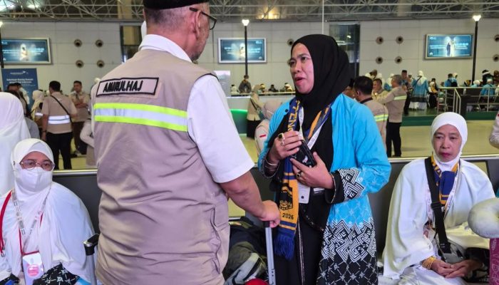Momen Menhaj Gus Irfan Sapa Jemaah Haji Debarkasi Makassar di Bandara Jeddah