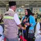 Momen Menhaj Gus Irfan Sapa Jemaah Haji Debarkasi Makassar di Bandara Jeddah