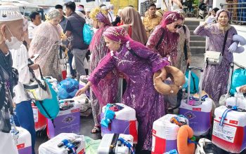 Jamaah Haji Tampil Nyentrik Saat Tiba di Soppeng