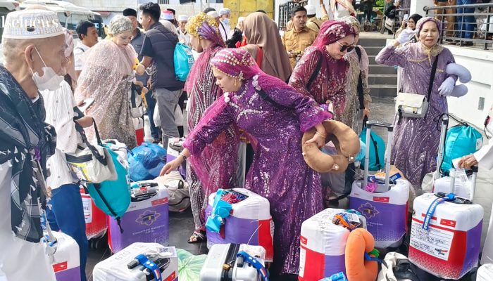 Jamaah Haji Tampil Nyentrik Saat Tiba di Soppeng