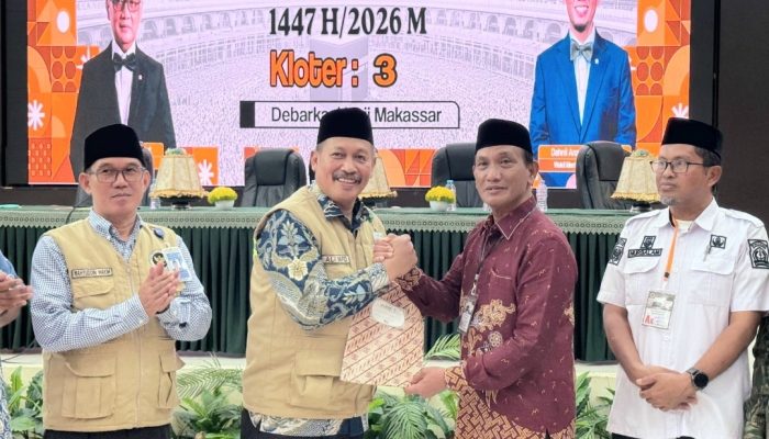 Putra Bone Sambut Kepulangan Jemaah Haji Kloter 3 di Makassar