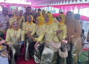 Hadiri Undangan Pernikahan, Wakil Ketua DPRD Sulsel ‘Diserbu’ Emak-Emak Minta Selfie