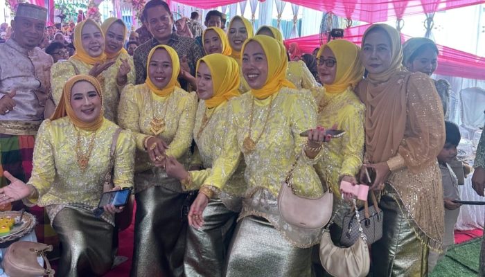 Hadiri Undangan Pernikahan, Wakil Ketua DPRD Sulsel ‘Diserbu’ Emak-Emak Minta Selfie