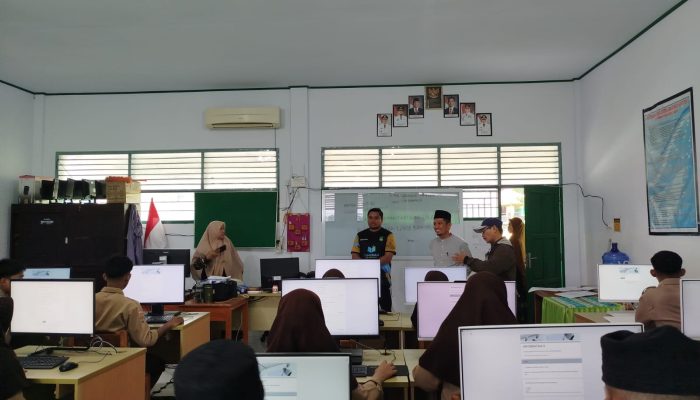 Kasi Penmad Kemenag Soppeng Tinjau Pelaksanaan Asesmen Berbasis Android di MA PP Yasrib 
