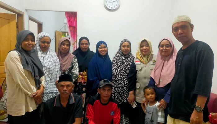 Pelipur Lara bagi Keluarga, KBIHU KKB Sambangi Rumah Duka Jemaah yang Wafat di Madinah