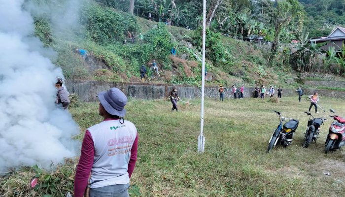 Cermin Kebersamaan, Ratusan Warga Gattareng Toa Bersihkan Lapangan dan Buat Pagar