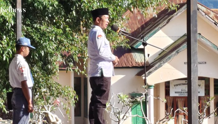 Pimpin Upacara, Kakan Kemenag Soppeng Sematkan Tanda Matamuda di MAN 1 Soppeng