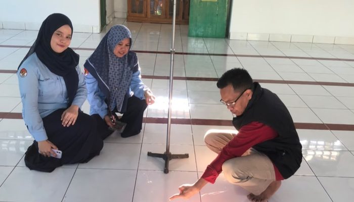 Matahari Tepat di Atas Ka’bah, Kemenag Soppeng Uji Presisi Arah Kiblat Mushalla Kantor