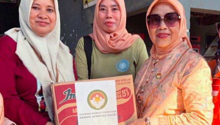 Lebih dari Sekadar Bantuan Pokok, DWP Kemenag Sulsel Basuh Luka Korban Kebakaran