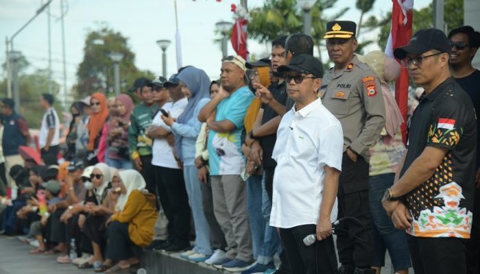 Sorak-Sorai Petani Soppeng Sambut Bupati Suwardi Haseng Di Gerak Jalan