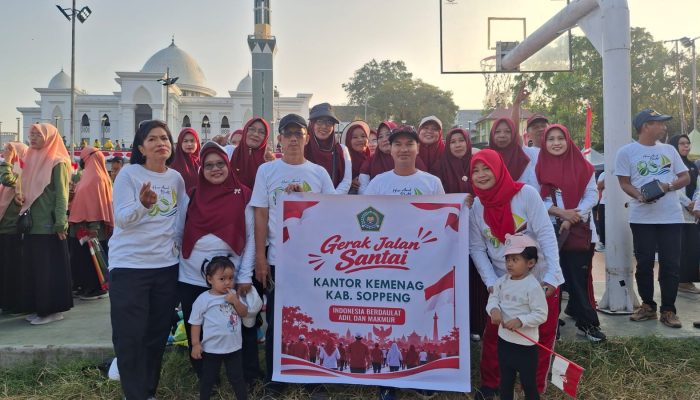Semarak HUT RI, Jajaran Kantor Kemenag Soppeng Antusias Ikuti Gerak Jalan Santai