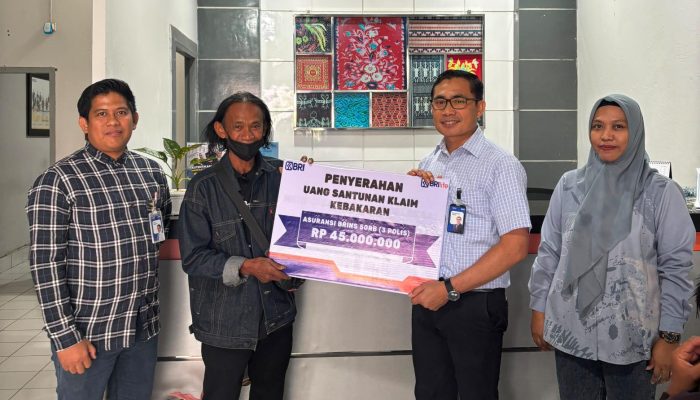 BRI Soppeng Salurkan Klaim Asuransi Kebakaran BRINS Kepada Nasabah