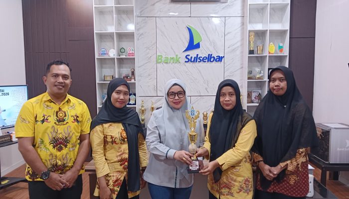 Pimpinan Bank Sulselbar Soppeng Terima Piala Juara 2 Lomba Kebersihan