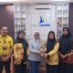 Pimpinan Bank Sulselbar Soppeng Terima Piala Juara 2 Lomba Kebersihan