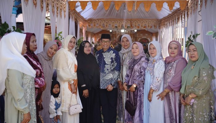 Wabup Soppeng ‘Diserbu’ Emak-emak Ajak Berswafoto di Acara Pesta Pernikahan