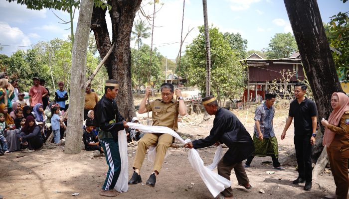 Momen Wabup Soppeng Coba Ayunan Mattojang di Pesta Adat Desa Laringgi
