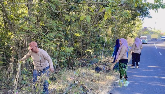 Sinergi Aparat dan Warga Lapajung Kompak Gelar Jumat Bersih di Jalan Pesantren