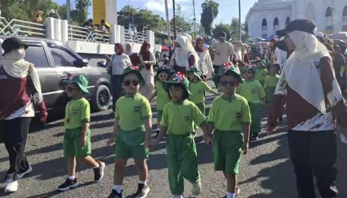 Aksi Lucu Siswa PAUD Nabigh Akademik Saat Gerak Jalan Bikin Penonton Tertawa