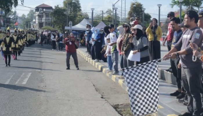 Camat Lalabata Lepas Lomba Gerak Jalan HUT RI ke-81 Tingkat Pelajar