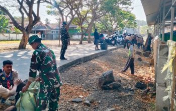Sambut HUT TNI ke-81, Prajurit Kodim Soppeng Bersihkan Pasar Sentral Lamataesso