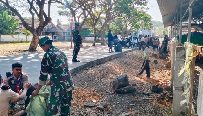 Sambut HUT TNI ke-81, Prajurit Kodim Soppeng Bersihkan Pasar Sentral Lamataesso