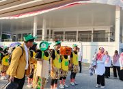 Meriah! Pawai Keakraban PKKMB UNIPOL 2026 Warnai Lapangan Gasis Watansoppeng