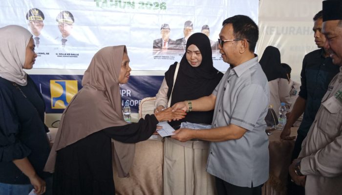345 Fakir Miskin hingga Pelaku UMKM di Soppeng Terima Bantuan ZIS dari Baznas