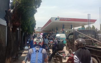 Mengular Sejak Pagi, Antrean Kendaraan di SPBU Tamangapa Makassar Jadi Sorotan