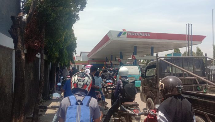 Mengular Sejak Pagi, Antrean Kendaraan di SPBU Tamangapa Makassar Jadi Sorotan