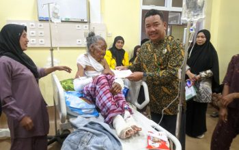 Nekat Terobos Api Demi Dokumen Bantuan, Lansia Soppeng Alami Luka Bakar