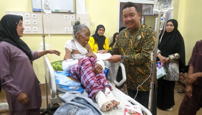 Nekat Terobos Api Demi Dokumen Bantuan, Lansia Soppeng Alami Luka Bakar