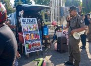 Sentuhan Humanis Satpol PP Soppeng Imbau PKL Jaga Kerapian