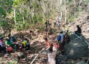 Warga Sangili dan Santri Ponpes Darunnaiem Pesse Gotong Royong Perbaiki Pipa PAMSIMAS