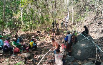 Warga Sangili dan Santri Ponpes Darunnaiem Pesse Gotong Royong Perbaiki Pipa PAMSIMAS