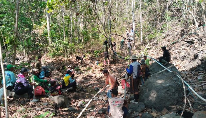Warga Sangili dan Santri Ponpes Darunnaiem Pesse Gotong Royong Perbaiki Pipa PAMSIMAS