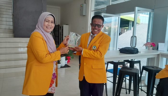 Inspiratif! Imam Masjid Agung Darussalam Soppeng Raih Gelar S2 Manajemen di Unipol
