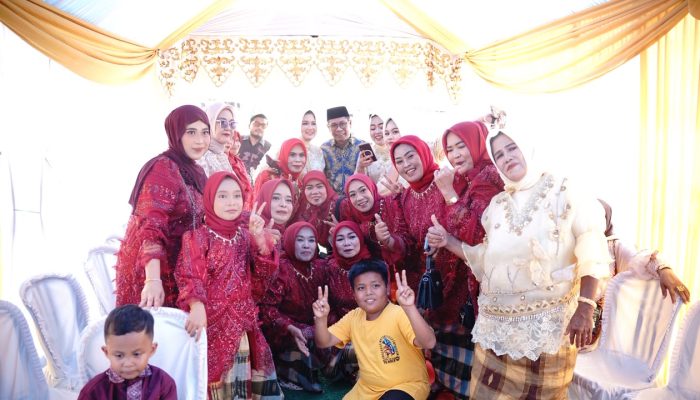 Hadiri Pernikahan Di Lajoa Wabup Soppeng Diserbu Emak-Emak Ajak Berswafoto