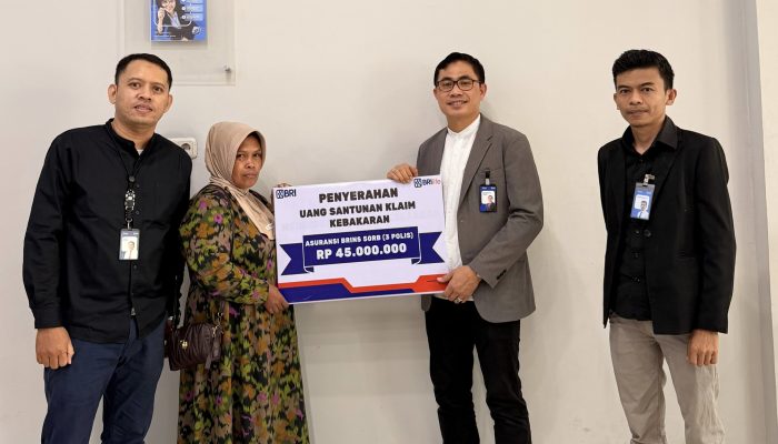 Wujud Kepedulian, Pinca BRI Soppeng Serahkan Klaim Asuransi Mikro BRINS