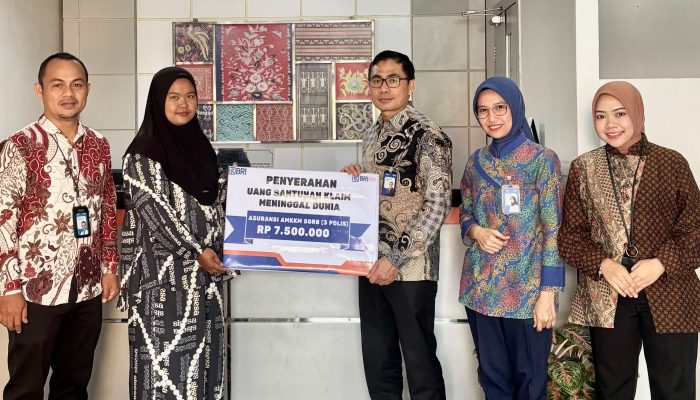 Dampingi Nasabah di Masa Duka, BRI Soppeng Serahkan Santunan Klaim