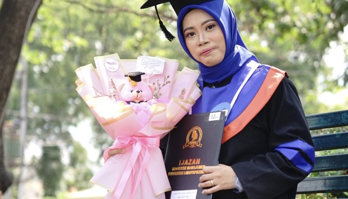 Seklur Lapajung Raih Lulusan Terbaik S2 Magister Manajemen Unipol 2026