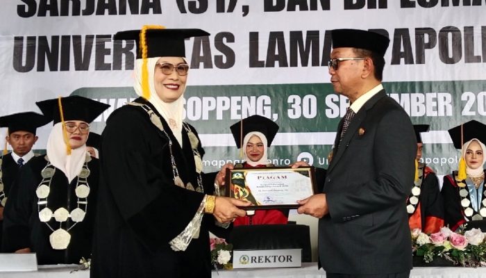 UNIPOL Soppeng Anugerahkan Education Leadership Award 2026 kepada Suwardi Haseng