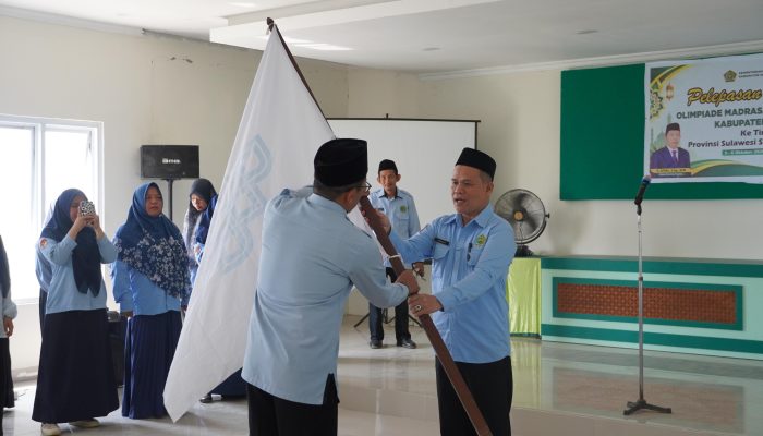 Kasubag TU Kemenag Soppeng Lepas 33 Peserta OMI ke Tingkat Provinsi