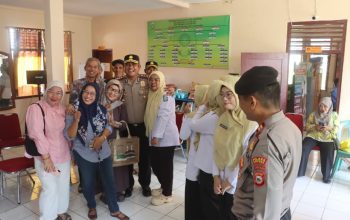 ​Kunjungan Kerja di Kelurahan Lapajung, Kapolres Soppeng Diserbu Emak-emak 