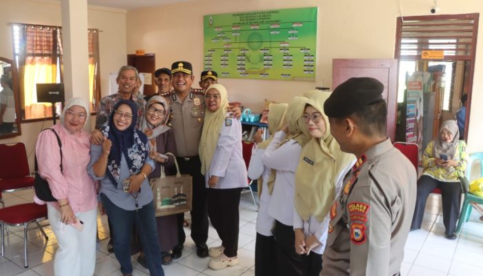 ​Kunjungan Kerja di Kelurahan Lapajung, Kapolres Soppeng Diserbu Emak-emak 