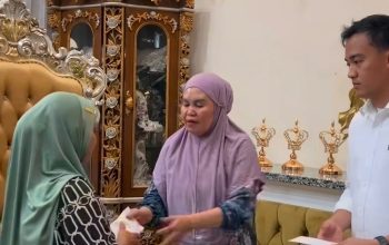 Peduli Korban Kebakaran Pasar Batu-batu, Keluarga Besar Nur Apriliana Ulurkan Bantuan
