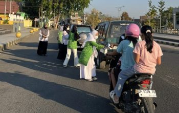 Cegah Dampak Buruk Kabut Asap, Fatayat NU Soppeng Bagikan Masker Gratis