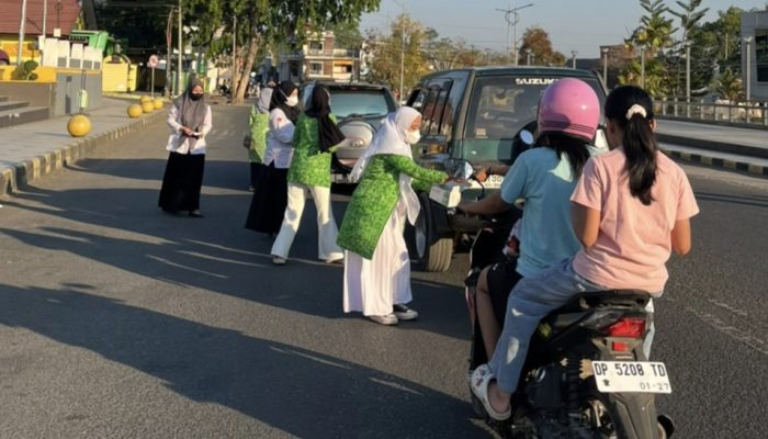 Cegah Dampak Buruk Kabut Asap, Fatayat NU Soppeng Bagikan Masker Gratis